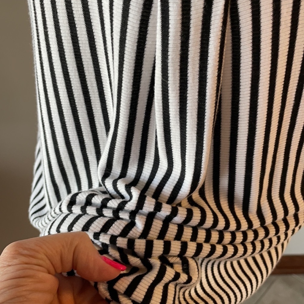 Anthropologie W5 cold shoulder women’s top. Striped High low pleat back Size L - Picture 4 of 11